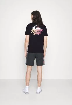 Quiksilver STRANGER THINGS TEE - T-Shirt Print - Black 10 Quiksilver STRANGER THINGS TEE - T-Shirt Print - Black -Quiksilver 452239e8cbaa45a3a769ae490212e8ec