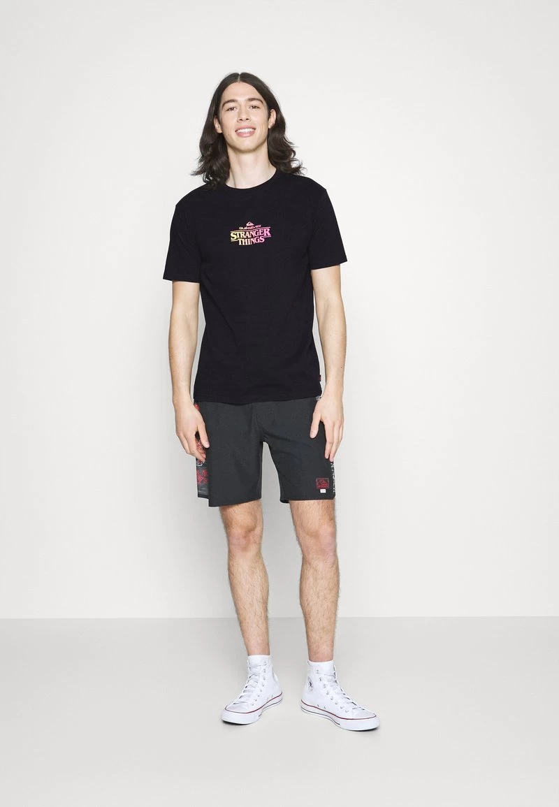 Quiksilver STRANGER THINGS TEE - T-Shirt Print - Black 4 Quiksilver STRANGER THINGS TEE - T-Shirt Print - Black – Bild 2