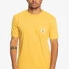 Quiksilver SUB MISSION - TASCHEN - T-Shirt Basic - Bright Gold 2 Quiksilver SUB MISSION - TASCHEN - T-Shirt Basic - Bright Gold -Quiksilver 4b16885f82254bc09c429a502f6dc1ff